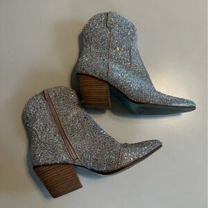 Betsey Johnson Diva Silver Rhinestone Sparkly Sparkle Heeled Ankle Boots 9